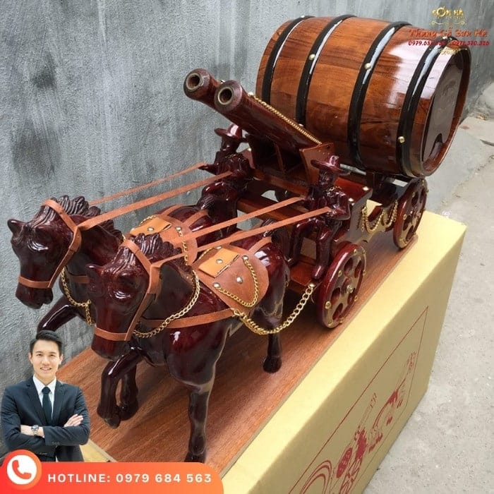 Xe ngựa kéo thùng rượu vang chi tiết bánh xe gỗ và phụ kiện mạ đồng của xe ngựa kéo thùng rượu vang