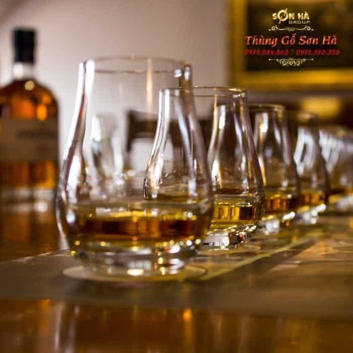 kiểm tra chất lượng rượu whisky trước khi đóng chai
