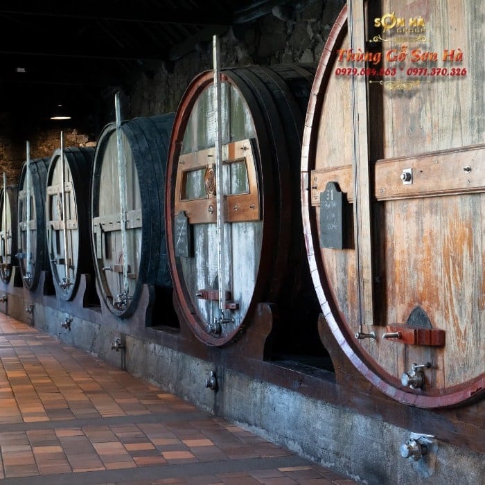 quá trình thùng gỗ sồi ủ rượu whisky trong hầm chứa