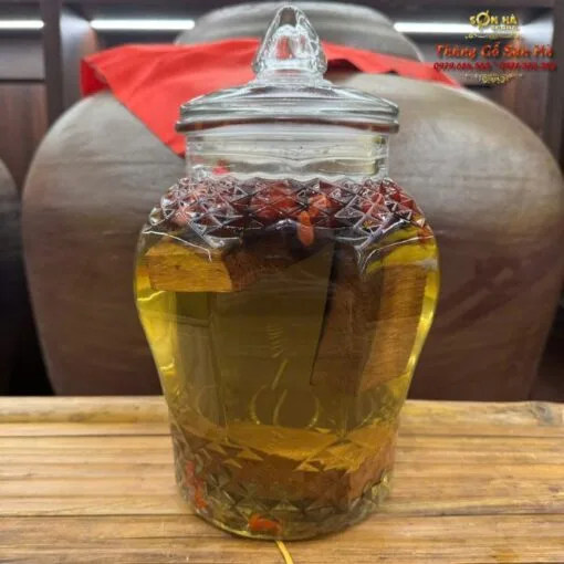 màu rượu trước và sau khi ngâm vụn gỗ sồi